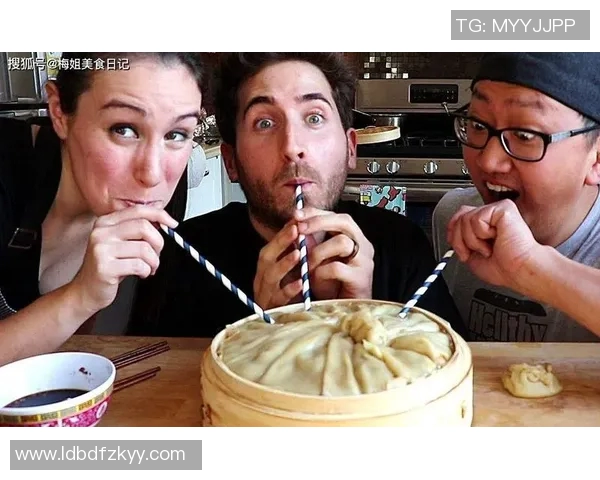 足球明星品尝中国泡面引发热议网友纷纷点赞其独特美食选择